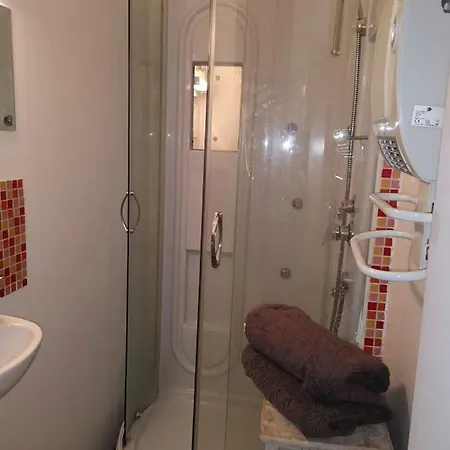Mini Studio Cosy Avec Terrasse 15 Mn Centre Nimes بيت ضيافة 3*